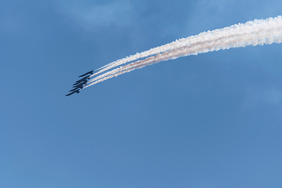 Blue Angels high altitude upside down pass