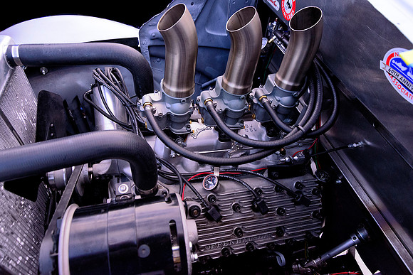 Offenhauser engine with 3 carbs