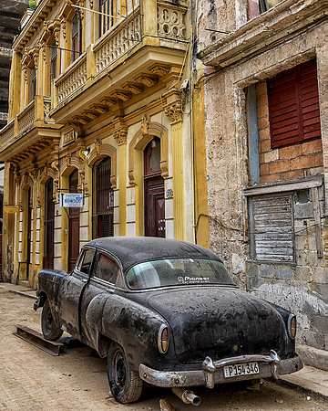 Building and car undergoing repair, Havana style