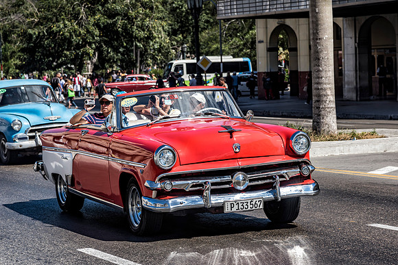 Red Ford convertible Havana Taxii