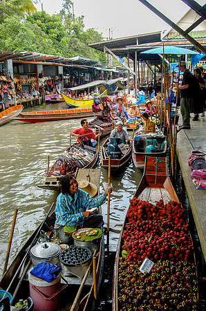 Floating market scene