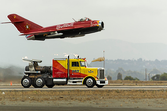 Mig vs Jet Truck drag race